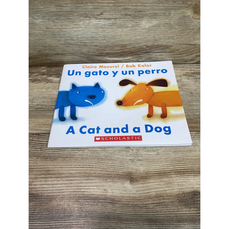 A Cat and a Dog / Un gato y un perro Bilingual Paperback Book